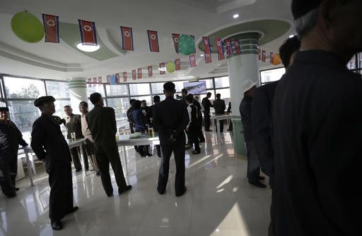 Người dân Bình Nhưỡng 'rủng rỉnh' uống bia sau giờ làm việc ảnh 2