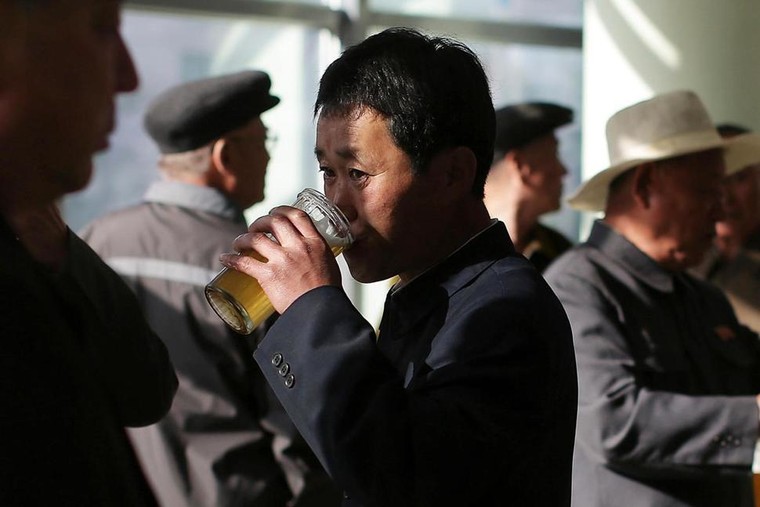 Người dân Bình Nhưỡng 'rủng rỉnh' uống bia sau giờ làm việc ảnh 1