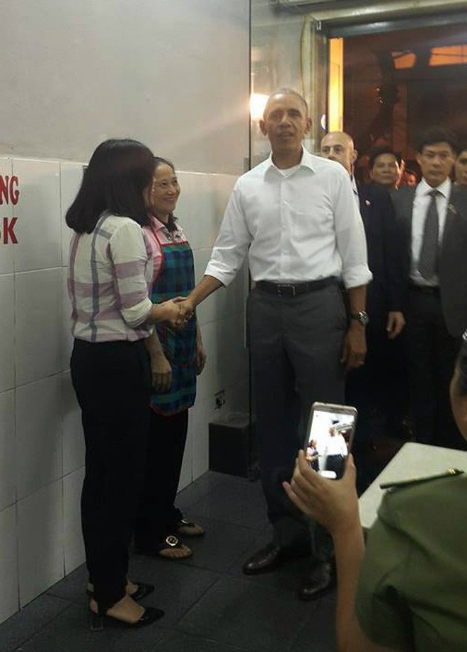 Ngày đầu bận rộn của ông Obama tại Việt Nam ảnh 14