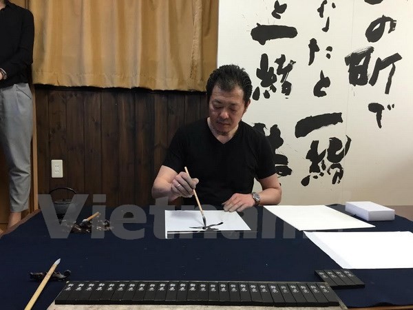 Khám phá quy trình làm mực viết thư pháp 1.200 năm tuổi ở Nhật ảnh 1