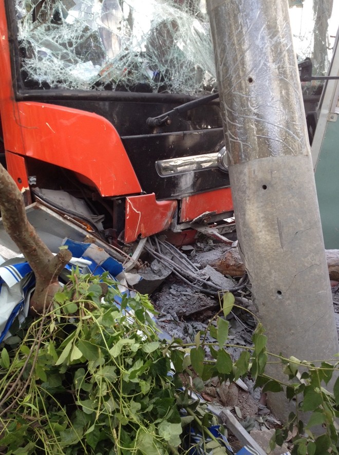  Xe khách giường nằm Phương Trang tự gây tai nạn ảnh 1