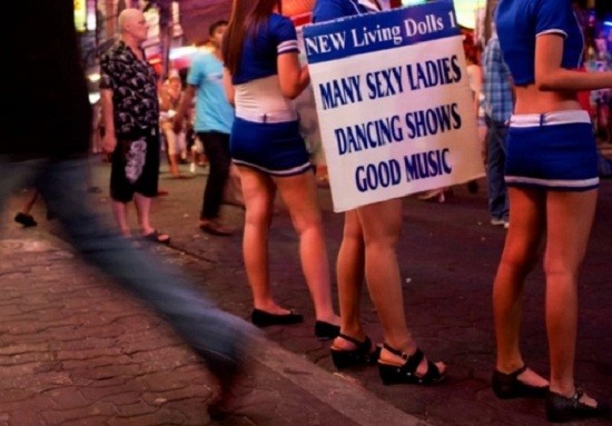 Nỗi lòng phận gái 'bán hoa' trên phố đèn đỏ Bangkok ảnh 2