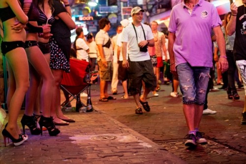 Nỗi lòng phận gái 'bán hoa' trên phố đèn đỏ Bangkok ảnh 4