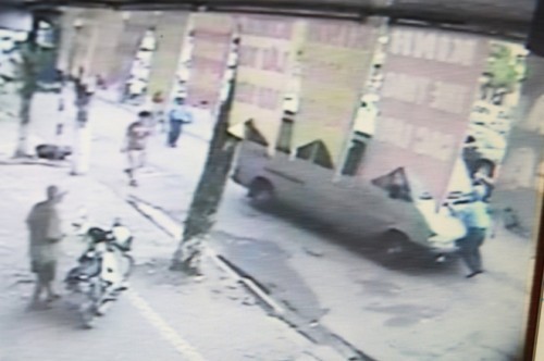 Thanh tra giao thông đánh đu trên cần gạt nước xe khách ảnh 1