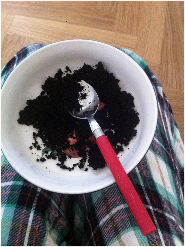 Nghén gạch, mẹ bầu 'ăn' ngấu nghiến chính ngôi nhà của mình ảnh 2