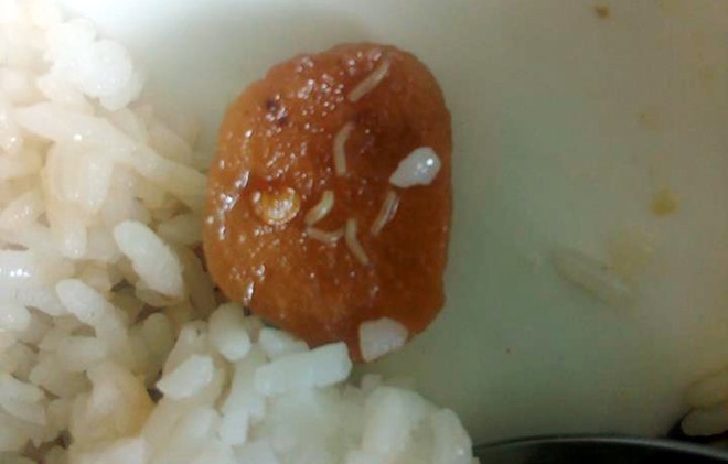 Hủy hợp đồng với quán cơm có dòi ở kí túc xá đại học ảnh 2