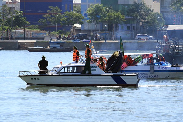 Đang tìm kiếm 3 nạn nhân mất tích trong vụ chìm tàu sông Hàn ảnh 1