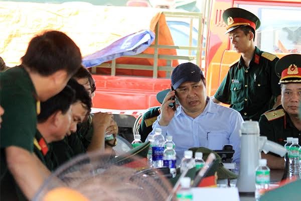 Đang tìm kiếm 3 nạn nhân mất tích trong vụ chìm tàu sông Hàn ảnh 2