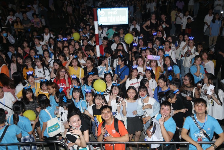 Sơn Tùng M-TP, Tóc Tiên 'bùng cháy' trong đêm nhạc 10.000 khán giả ảnh 1