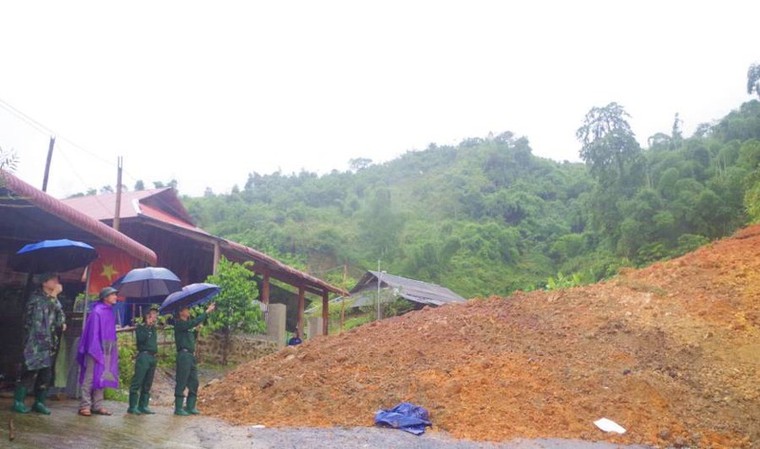 Chỉ còn 2 tỉnh miền Trung chưa bị sạt lở trong đợt mưa bão năm nay ảnh 1