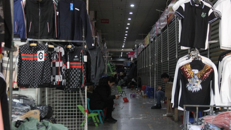 Hàng chục tấn hàng sa lưới QLTT ngày cuối năm ảnh 2