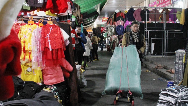 Hàng chục tấn hàng sa lưới QLTT ngày cuối năm ảnh 5