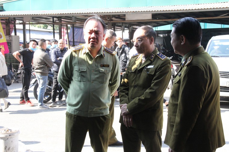 Hàng chục tấn hàng sa lưới QLTT ngày cuối năm ảnh 1