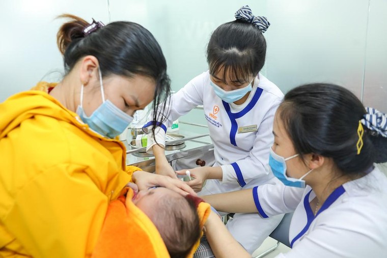 Hà Tĩnh: Hàng ngàn người dân được tiếp cận vắc xin phòng các bệnh nguy hiểm ảnh 1