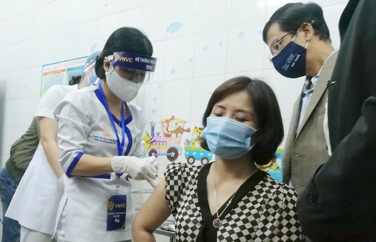 Những người Việt đầu tiên được tiêm vắc-xin phòng Covid-19 ảnh 13