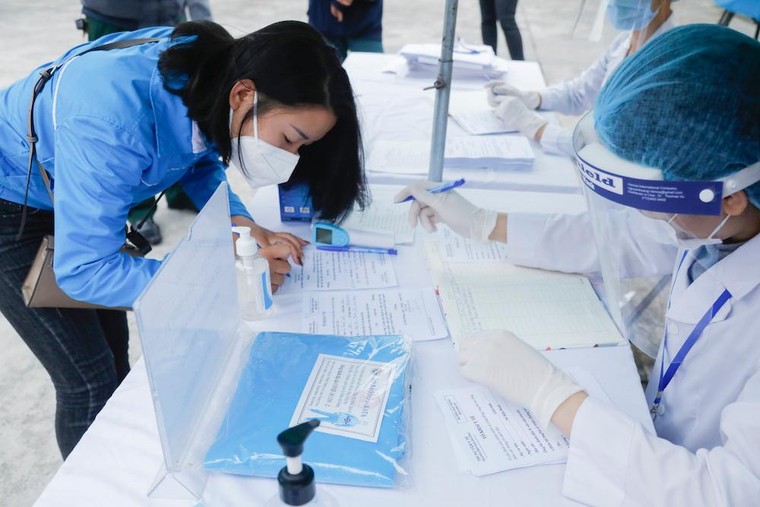 Những người Việt đầu tiên được tiêm vắc-xin phòng Covid-19 ảnh 10