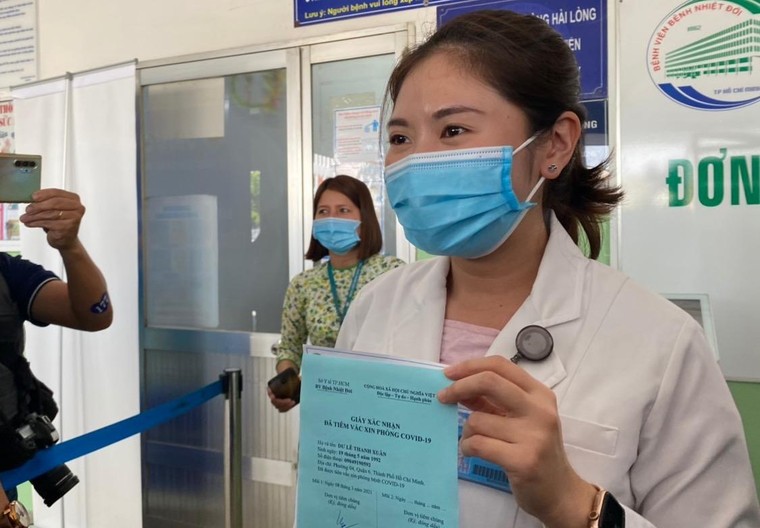 Những người Việt đầu tiên được tiêm vắc-xin phòng Covid-19 ảnh 5