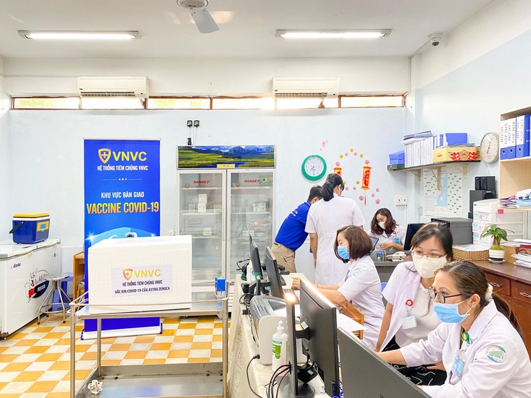 Những người Việt đầu tiên được tiêm vắc-xin phòng Covid-19 ảnh 3