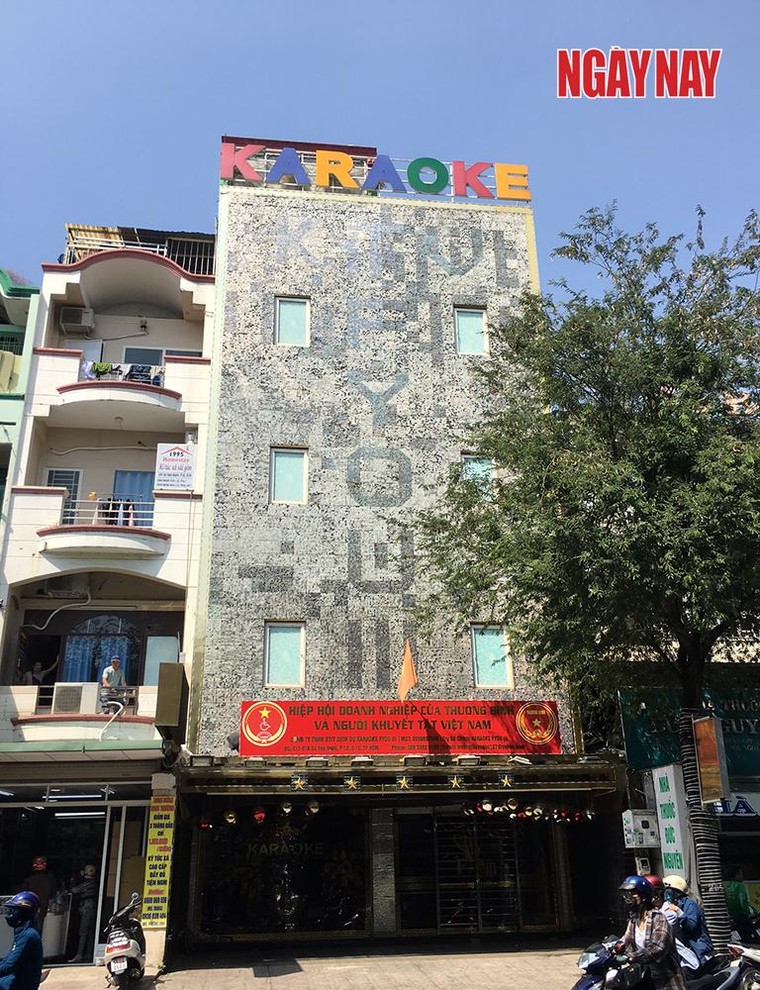 Quận 10: Dòng chữ phản cảm trên quán Karaoke FYOU III gây bức xúc ảnh 1