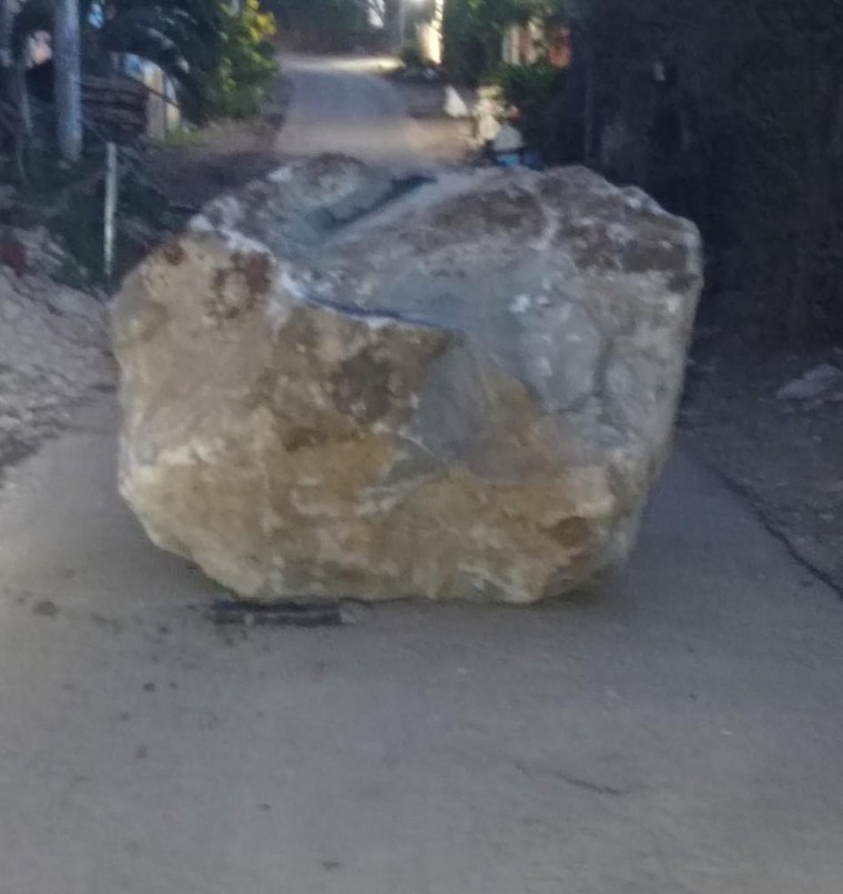Vụ Khai thác đá mồ côi ở Đồng Nai: Xe ben làm rơi tảng đá nặng cả tấn xuống đường ảnh 1