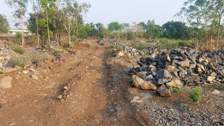 Vụ Khai thác đá mồ côi ở Đồng Nai: Xe ben làm rơi tảng đá nặng cả tấn xuống đường ảnh 3