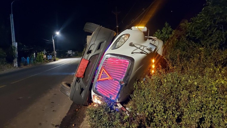 Đồng Nai: Liên tục xảy ra lật xe đầu kéo cùng tại một khúc cua ảnh 2