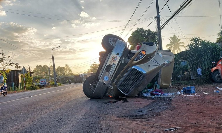 Đồng Nai: Liên tục xảy ra lật xe đầu kéo cùng tại một khúc cua ảnh 1