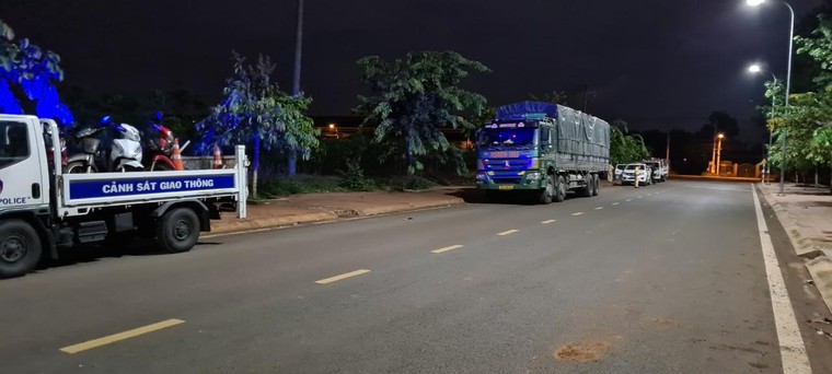 Đồng Nai: Trắng đêm bắt xe chở cát quá tải 300% ảnh 1