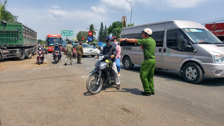 Đồng Nai: Lực lượng công an và người dân tham gia điều tiết, cầu vượt Dầu Giây thông thoáng dịp Lễ ảnh 2