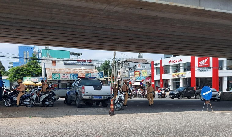 Đồng Nai: Lực lượng công an và người dân tham gia điều tiết, cầu vượt Dầu Giây thông thoáng dịp Lễ ảnh 5