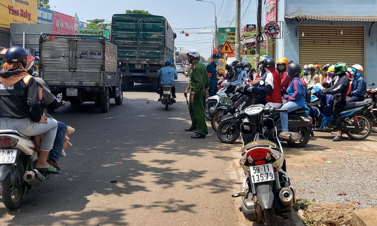 Đồng Nai: Lực lượng công an và người dân tham gia điều tiết, cầu vượt Dầu Giây thông thoáng dịp Lễ ảnh 4
