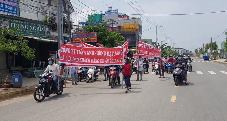 Hàng loạt sai phạm tại dự án Bella Vista: Bài 1: Đi đòi sổ đỏ, khách hàng bị côn đồ tấn công ảnh 1