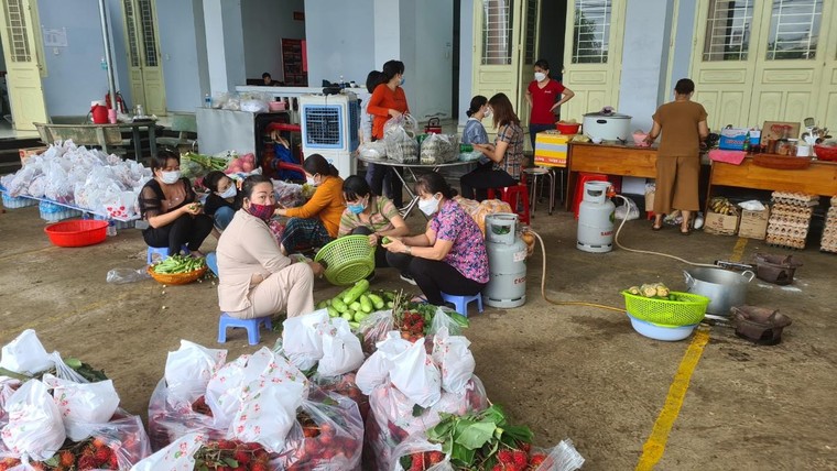 Đồng Nai: Những phần cơm ấm áp nghĩa đồng bào tặng người dân trên đường về quê ảnh 1