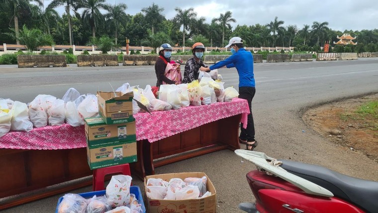 Đồng Nai: Những phần cơm ấm áp nghĩa đồng bào tặng người dân trên đường về quê ảnh 4