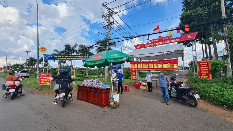 Đồng Nai: Những phần cơm ấm áp nghĩa đồng bào tặng người dân trên đường về quê ảnh 2