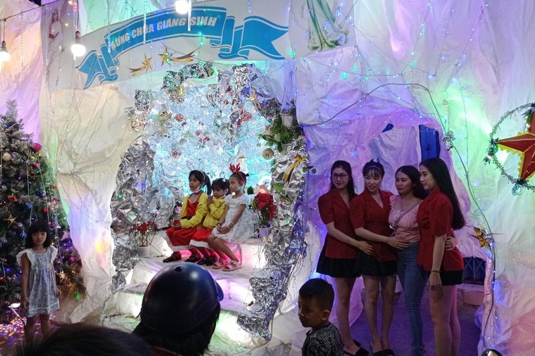 TP.HCM: Người dân đón Giáng sinh trong cơn đại dịch Covid-19 ảnh 11