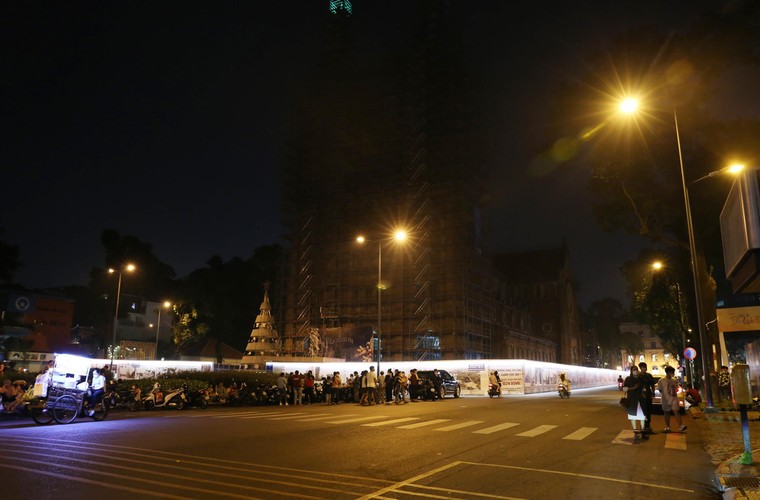 TP.HCM: Người dân đón Giáng sinh trong cơn đại dịch Covid-19 ảnh 14