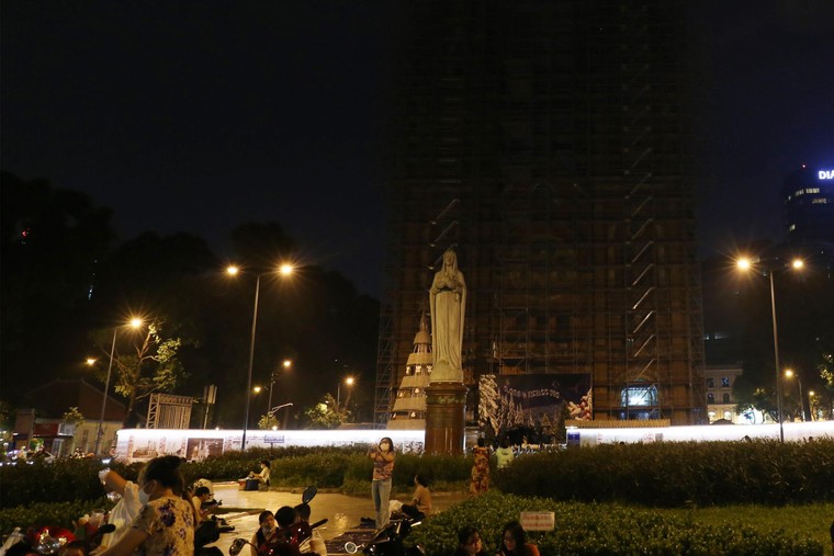 TP.HCM: Người dân đón Giáng sinh trong cơn đại dịch Covid-19 ảnh 15