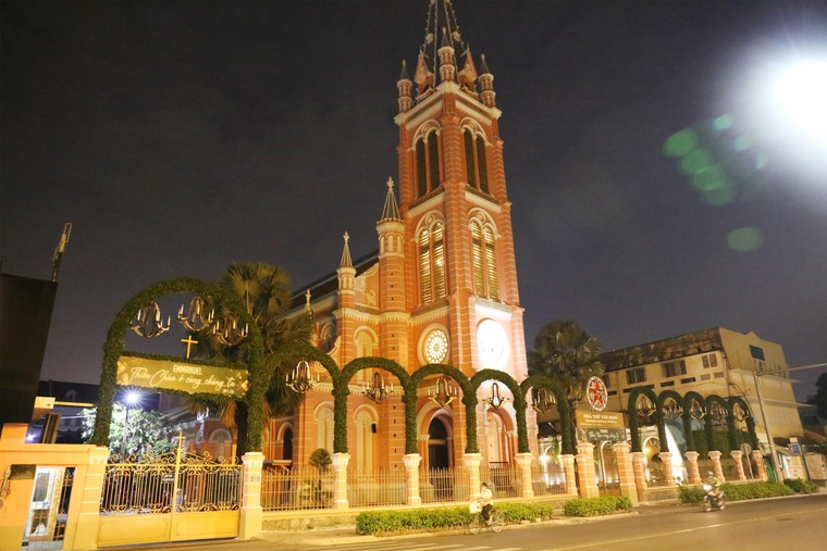 TP.HCM: Người dân đón Giáng sinh trong cơn đại dịch Covid-19 ảnh 16