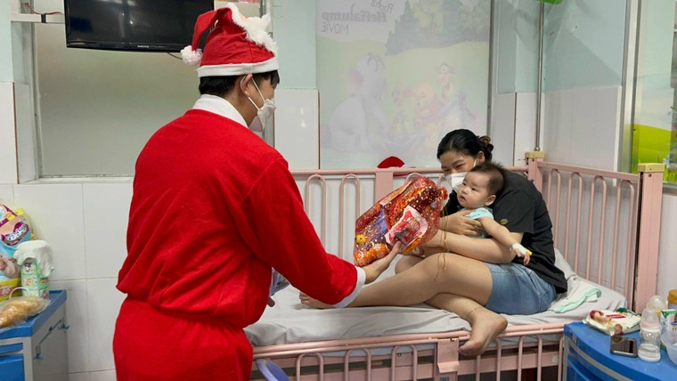 Giáng sinh bất ngờ của bệnh nhi đang điều trị tại Bệnh viện dã chiến Củ Chi ảnh 1