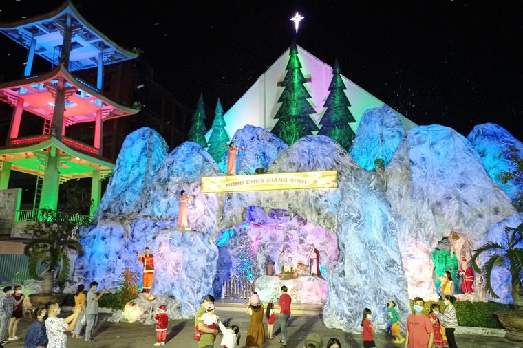 TP.HCM: Người dân đón Giáng sinh trong cơn đại dịch Covid-19 ảnh 2