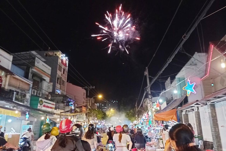 TP.HCM: Người dân đón Giáng sinh trong cơn đại dịch Covid-19 ảnh 6