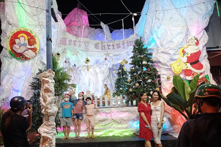 TP.HCM: Người dân đón Giáng sinh trong cơn đại dịch Covid-19 ảnh 7