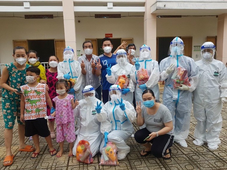 Giáng sinh bất ngờ của bệnh nhi đang điều trị tại Bệnh viện dã chiến Củ Chi ảnh 9