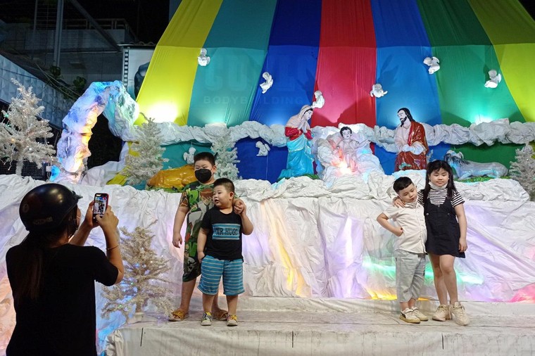 TP.HCM: Người dân đón Giáng sinh trong cơn đại dịch Covid-19 ảnh 8