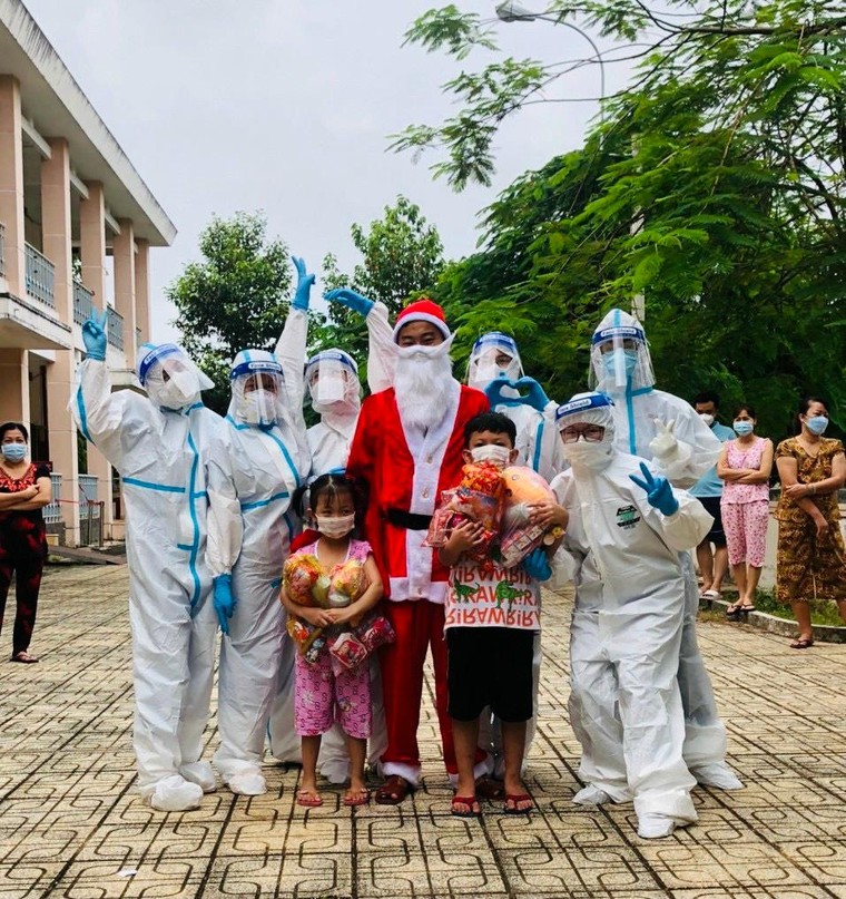 Giáng sinh bất ngờ của bệnh nhi đang điều trị tại Bệnh viện dã chiến Củ Chi ảnh 7