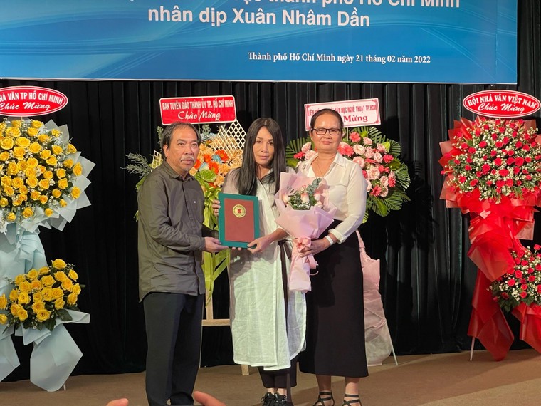 Chủ tịch Hội Nhà văn Việt Nam đề cử ai cho giải Nobel văn học? ảnh 2