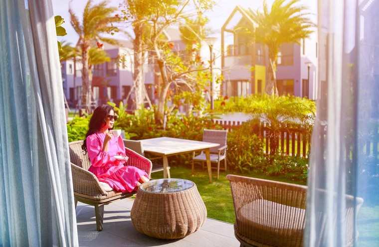 “Bà hoàng nhung lụa” tận hưởng ngày bình yên tại Hồ Tràm ảnh 1