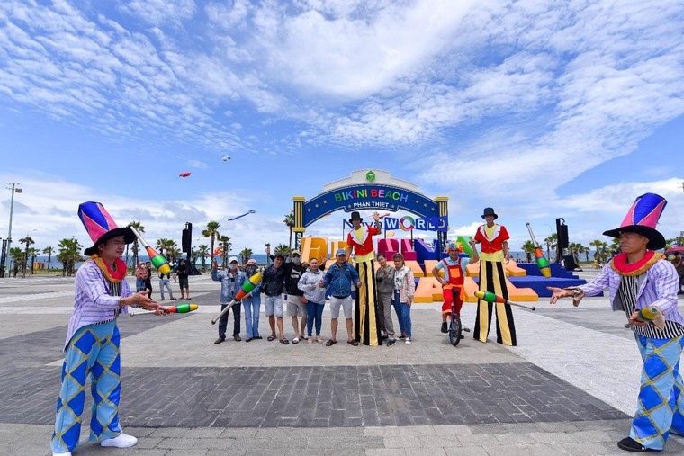 Du khách háo hức đón hè ảnh 1