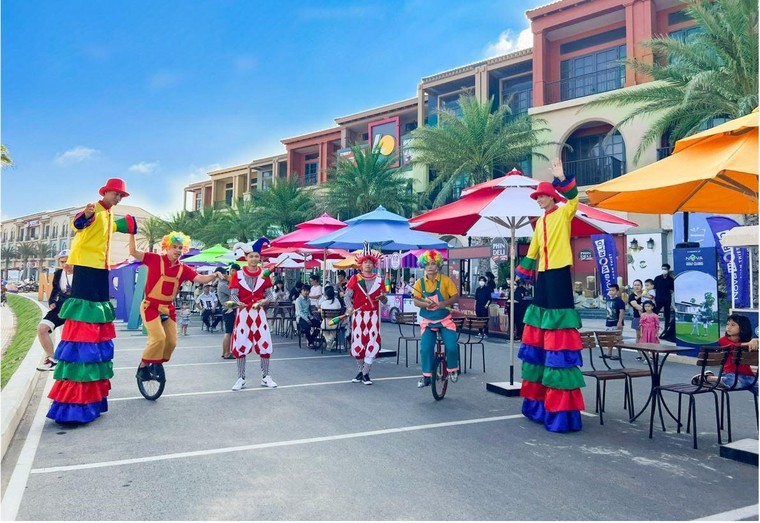 Du khách háo hức đón hè ảnh 3